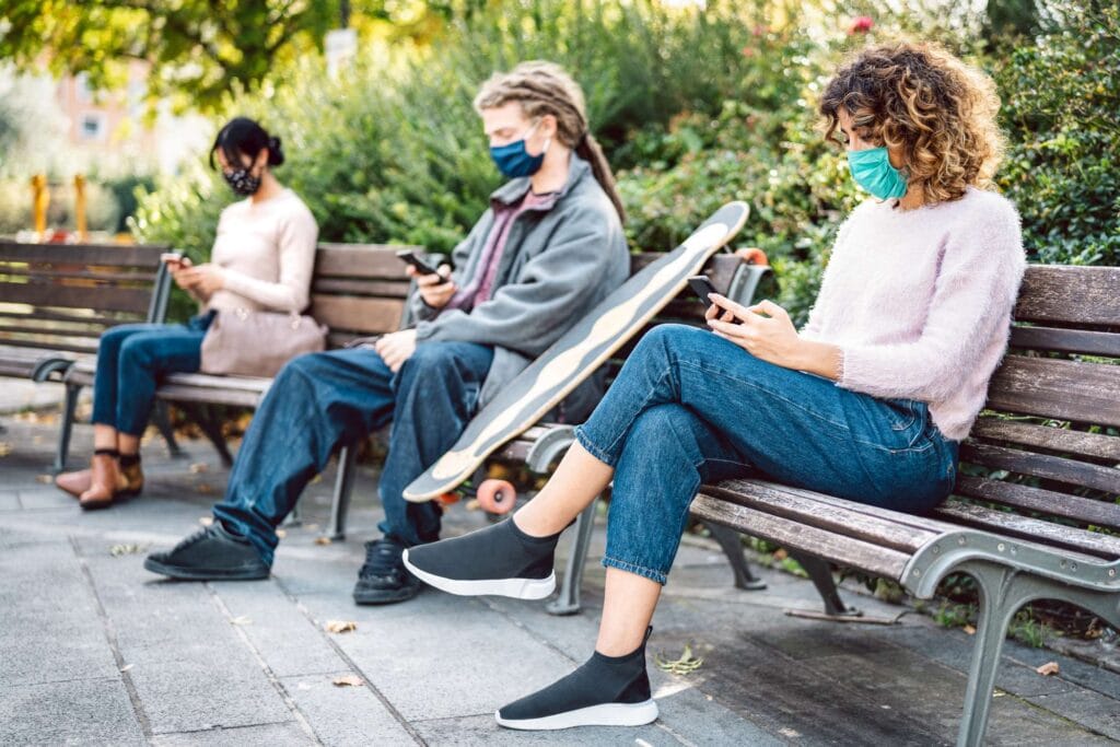 jóvenes consumiendo vídeo en redes sociales