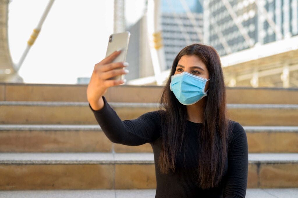 foto mujer haciendo un vídeo directo